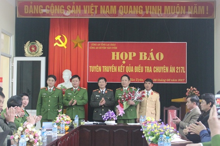 Lãnh đạo Công an tỉnh tặng hoa chúc mừng Công an huyện Tân Uyên