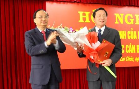   Trưởng ban Tổ chức Trung ương Tô Huy Rứa trao quyết định và tặng hoa chúc mừng đồng chí Lò Văn Giàng - Ủy viên BCH Trung ương Đảng, Phó trưởng Ban Dân vận Trung ương