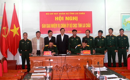 Lãnh đạo Quân khu 2 và tỉnh chứng kiến ký biên bản bàn giao Chính ủy Bộ CHQS tỉnh