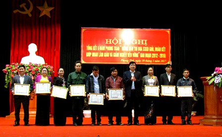 Lãnh đạo huyện Phong Thổ trao Giấy khen cho các tập thể có thành tích xuất sắc trong phong trào “Nông dân thi đua SXKD giỏi, đoàn kết giúp nhau làm giàu và giảm nghèo bền vững” giai đoạn 2012-2016