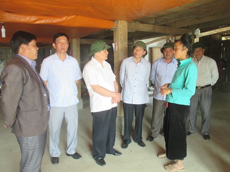Các đồng chí lãnh đạo tỉnh thăm bà con nhân dân, kiểm tra tình hình thực hiện nghị quyết của Đảng tại bản Ít Chom Dưới, Tà Mít, Tân Uyên (ảnh: KO)
