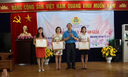   Đại diện Ban tổ chức Cuộc thi trao giải ba cho các tác giả đạt giải