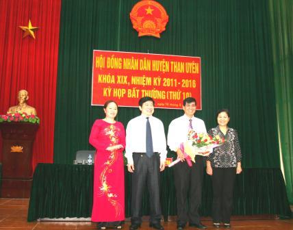 Lãnh đạo tỉnh, huyện tặng hoa chúc mừng đồng chí Hoàng Văn Hiêng - Chủ tịch UBND huyện Than Uyên khóa XIX, nhiệm kỳ 2011-2016