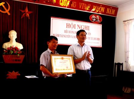   Thừa ủy quyền của Chủ tịch UBND tỉnh, đồng chí Vũ Văn Lương - Giám đốc Sở TN - MT tặng Bằng khen cho tập thể Sở TN - MT