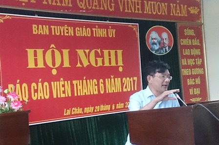 Đồng chí Nguyễn Quốc Luân, TUV, Giám đốc Sở Thông tin và Truyền thông báo cáo chuyên đề tại Hội nghị