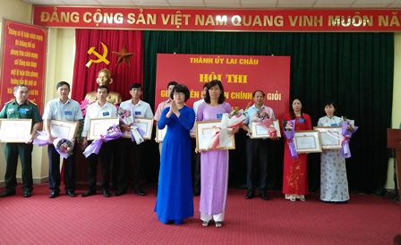   Đ/c Lê Thị Hường - Phó Bí thư Thành uỷ trao Giấy chứng nhận  cho thí sinh đạt giải Nhất tại Hội thi