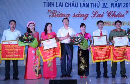 Đồng chí Vương Chí Công - Phó Chủ tịch Liên đoàn Lao động tỉnh tặng Bẳng khen của Liên đoàn cho các Đoàn tham gia Hội diễn