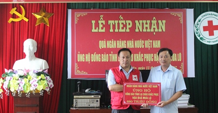 Thừa ủy quyền, giám đốc NHNN tỉnh trao quà cho Hội CTĐ tỉnh để hỗ trợ cho các gia đình bị thiệt hại trong mưa lũ