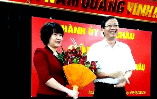 Đồng chí Vũ Văn Hoàn – Phó Bí thư Tỉnh ủy - Chủ tịch HĐND tỉnh  tặng hoa chúc mừng đồng chí Lê Thị Hường
