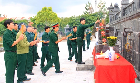 Cựu chiến binh Khối các cơ quan thắp hương tại Nghĩa trang Liệt sỹ tỉnh