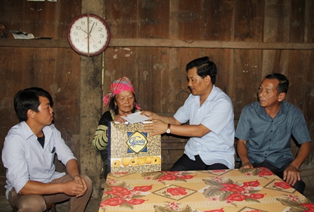 Thăm, tặng quà gia đình bà Sình Thị Ganh vợ liệt sỹ Giàng A Sùng ở bản Lùng Sử Phìn, xã Tả Ngảo, huyện Sìn Hồ