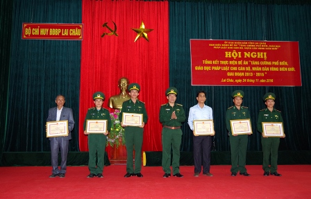Đại tá Vũ Văn Trào - TUV, Chỉ huy trưởng BĐBP tỉnh  tặng Giấy khen cho các tập thể