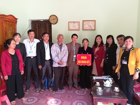 MTTQ huyện và cấp ủy, chính quyền thị trấn Than Uyên bàn giao  Nhà đại đoàn kết cho gia đình bà Phạm Thị Gấm ở khu 10