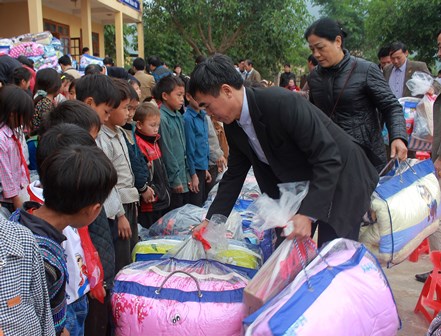 Thành viên nhóm thiện nguyện “Tình người Lai Châu” trao quà cho học sinh nghèo xã Pu Sam Cáp (huyện Sìn Hồ)