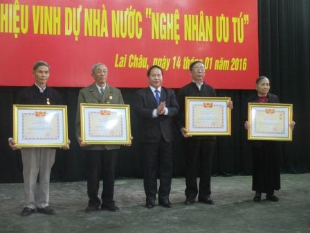 Đồng chí Tống Thanh Hải - UVBTV Tỉnh ủy, Phó chủ tịch UBND tỉnh trao tặng danh hiệu “Nghệ nhân ưu tú” cho các nghệ nhân