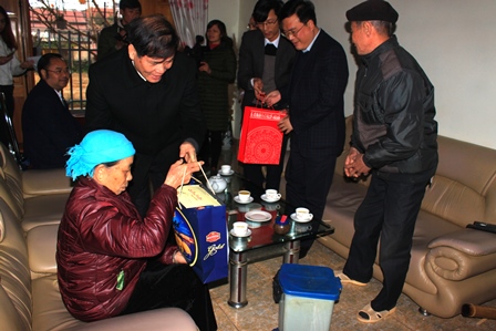 Đồng chí Đỗ Ngọc An - Phó Bí thư Tỉnh ủy, Chủ tịch UBND tỉnh   tặng quà gia đình bà Lò Thị Sân (vợ liệt sỹ).   