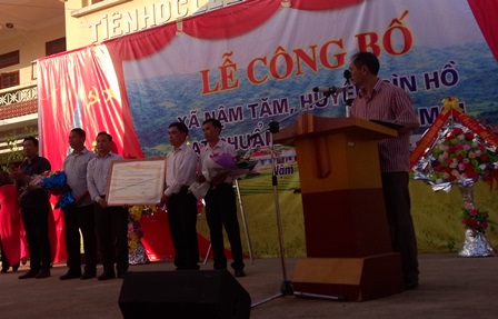   Đồng chí Lê Trọng Quảng - TUV, PCT UBND tỉnh trao Bằng công nhận nông thôn mới cho Đảng bộ, chính quyền, Nhân dân xã Nậm Tăm
