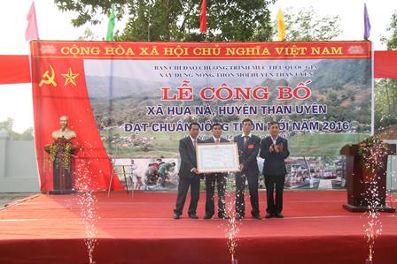 Đồng chí Đoàn Đức Long - TUV, Phó Chủ tịch HĐND tỉnh trao Bằng công nhận của UBND tỉnh cho xã Hua Nà đạt chuẩn nông thôn mới năm 2016