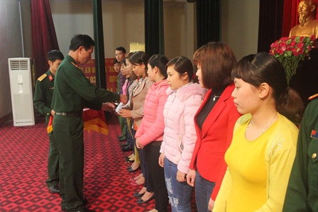Đại tá Lê Huy Lượng, Phó Bí thư Thường trực Đảng ủy, Chính ủy Bộ CHQS tỉnh trao Giấy chứng nhận bồi dưỡng nhận thức về Đảng cho các học viên