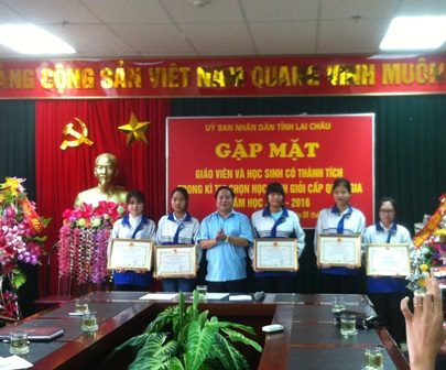Đồng chí Tống Thanh Hải - UVBTV Tỉnh ủy, Phó Chủ tịch UBND tỉnh tặng Bằng khen cho các học sinh đạt giải