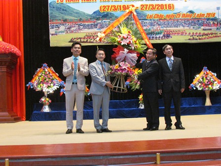Đồng chí Tống Thanh Hải - Ủy viên Ban Thường vụ Tỉnh ủy, Phó Chủ tịch UBND tỉnh tặng hoa chúc mừng tại Lễ kỷ niệm
