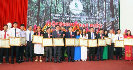   Lãnh đạo Tập Đoàn công nghiệp cao su Việt Nam tặng Bằng khen  cho các cá nhân có thành tích xuất sắc trong lao động, sản xuất năm 2018