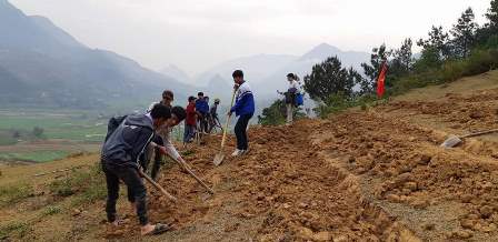 Lực lượng đoàn viên thanh niên giúp nhân dân xã Tà Mung làm đất trồng chè