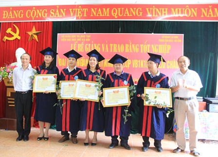 Viện Đại học Mở Hà Nội tặng giấy khen cho 5 sinh viên  có thành tích xuất sắc trong học tập