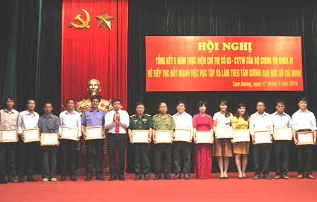Khen thưởng các tập thể, cá nhân tiêu biểu 5 năm thực hiện Chỉ thị 03  của Bộ Chính trị ở huyện Tam Đường
