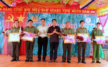 Đồng chí Lê Trọng Quảng - TUV, Phó Chủ tịch UBND tỉnh trao Bằng khen cho 6 cá nhân có thành tích xuất sắc trong 5 năm thực hiện quy chế phối hợp đảm bảo ANTT, an toàn tài sản dự án phát triển cây cao su