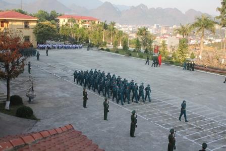 Lực lượng dân quân tự vệ duyệt đội ngũ trong lễ ra quân huấn luyện năm 2015 (ảnh: TT)