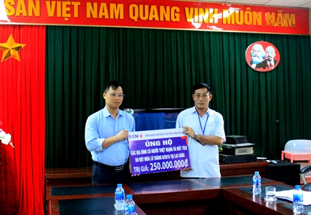   Đồng chí Phan Quang Hưng - Phó Giám đốc Chi nhánh BIDV Lai Châu trao số tiền cho Sở Lao động - Thương binh Xã hội hỗ trợ nạn nhân ảnh hưởng do lũ