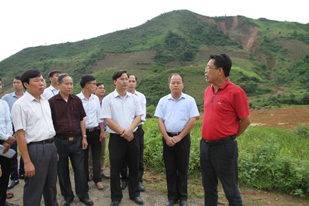 Đồng chí Lê Trọng Quảng - TUV, Phó Chủ tịch UBND tỉnh kiểm tra điểm sạt lở bản Chù Khèo (xã Khun Há, huyện Tam Đường)