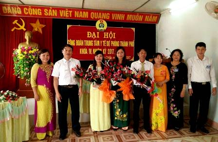 Lãnh đạo Trung tâm y tế dự phòng thành phố Lai Châu, LĐLĐ thành phố, Công đoàn ngành y tế tặng hoa chúc mừng Ban chấp hành khóa mới