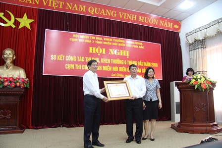 Thừa ủy quyền Thủ tướng Chính phủ, đồng chí Đỗ Ngọc An - Phó Bí thư Tỉnh ủy, Chủ tịch UBND tỉnh Lai Châu trao tặng Bằng khen cho tỉnh Cao Bằng