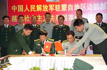 Đại diện lãnh đạo BĐBP Lai Châu (Việt Nam) và lãnh đạo BĐBP Khu vực Mông Tự, tỉnh Vân Nam (Trung Quốc) ký bản ghi nhớ
