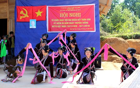 Đội văn nghệ bản Nà Tăm 2 (xã Nậm Tăm, huyện Sìn Hồ) biểu diễn tiết mục “múa khăn” tại Ngày hội