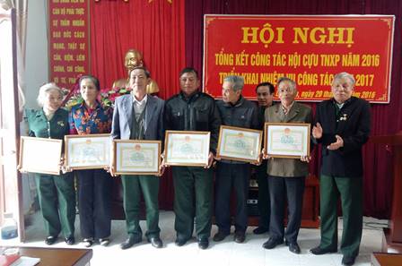 Lãnh đạo Hội cựu TNXP tỉnh trao Giấy khen cho các tập thể có thành tích xuất sắc
