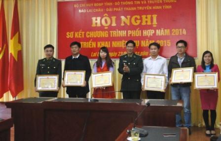 Đại tá Đào Quang Mạnh, Bí thư Đảng ủy, Chính ủy Bộ đội Biên phòng tỉnh tặng Giấy khen cho các cá nhân