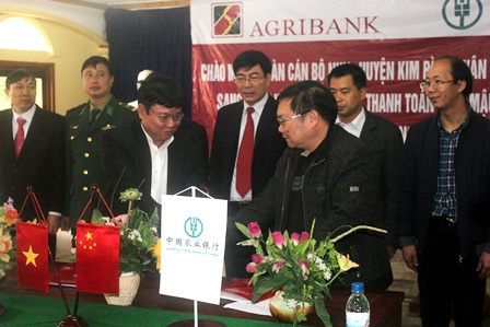 Đại diện Ngân hàng Nông ngiệp và Phát triển Nông thôn Phong Thổ và Ngân hàng Nông nghiệp Kim Bình ký kết thỏa thuận hợp tác