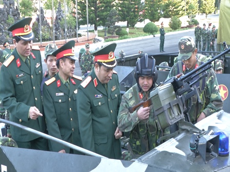 Thiếu tướng Phùng Sỹ Tân, Tư lệnh Quân khu 2 kiểm tra  công tác SSCĐ của Đại đội Thiết giáp