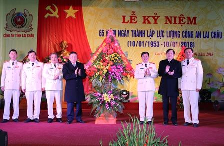 Các đồng chí lãnh đạo tỉnh tặng hoa chúc mừng Kỷ niệm 65 năm  ngày thành lập Công an tỉnh Lai Châu
