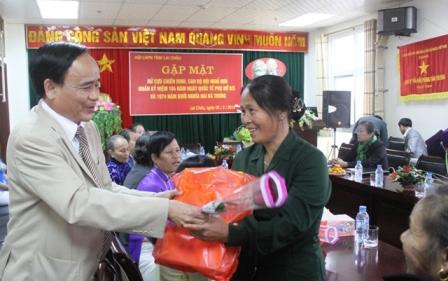 Đồng chí Lê Xuân Phùng - Ủy viên Ban Thường vụ Tỉnh ủy, Phó Chủ tịch UBND tỉnh tặng quà các đại biểu dự buổi gặp mặt