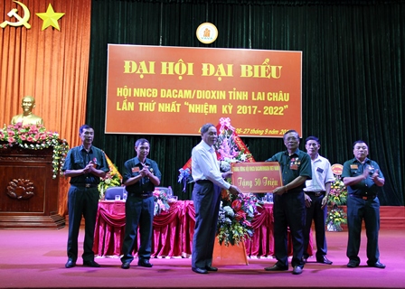 Hội nạn nhân chất độc da cam/dioxin Việt Nam đã trao tặng 50 triệu đồng cho Hội nạn nhân chất độc da cam/dioxin tỉnh Lai Châu