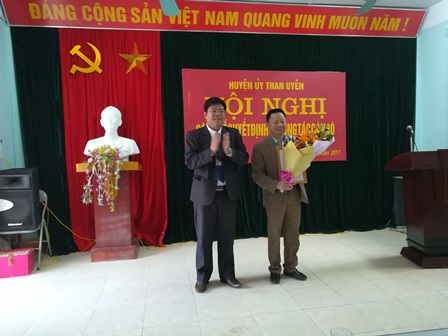 Đ/c Lò Văn Hương, Phó Bí thư Huyện ủy Than Uyên  trao Quyết định cho Đ/c Lường Văn Pạnh