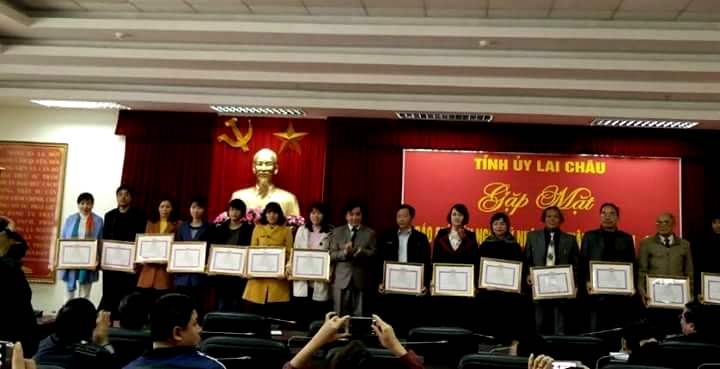 Đồng chí Trần Đức Vương, UVBTV, Trưởng ban Tuyên giáo Tỉnh ủy tặng Giấy khen cho các tác giả có tác phẩm báo chí xuất sắc năm 2017