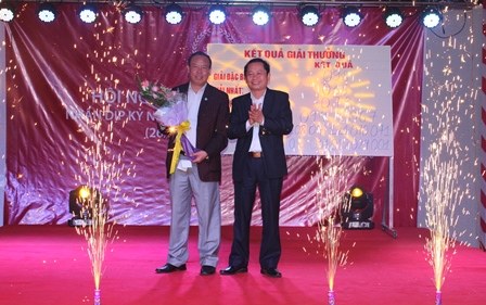 Ban tổ chức Agribank Lai Châu trao giải nhất cho khách hàng  tham gia quay số trúng thưởng
