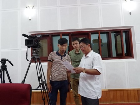 Lãnh đạo Đài PT-TH tỉnh triển khai nội dung cho phóng viên tác nghiệp tại Trung tâm Hội nghị - Văn hóa tỉnh