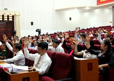 Các đại biểu biểu quyết thông qua Nghị quyết kỳ họp