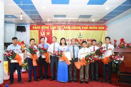 Lãnh đạo Liên đoàn Lao động tỉnh; Công đoàn cao su Việt Nam trao Bằng khen cho các cá nhân có thành tích xuất sắc